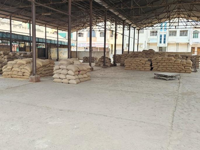 Mondha, Turmeric Market Yarda closed, yours March End; But where should the farmers sell their produce? | मोंढा, हळद मार्केटयार्ड बंद; तुमचा झाला मार्च एंड, पण शेतकऱ्यांनी शेतमाल विकायचा कुठे? Mondha, Turmeric Market Yarda closed, yours March End; But where should the farmers sell their produce? | मोंढा, हळद मार्केटयार्ड बंद; तुमचा झाला मार्च एंड, पण शेतकऱ्यांनी शेतमाल विकायचा कुठे?