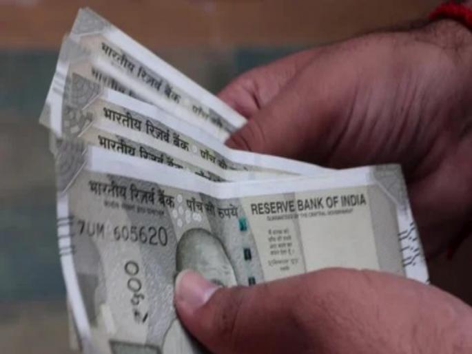 A case has been registered against the mandal officers and three who demanded bribe for registration on seven twelve passages | सात बारा उताऱ्यावर नोंदीसाठी लाच मागणाऱ्या मंडल अधिकाऱ्यांसह तिघांवर गुन्हा दाखल