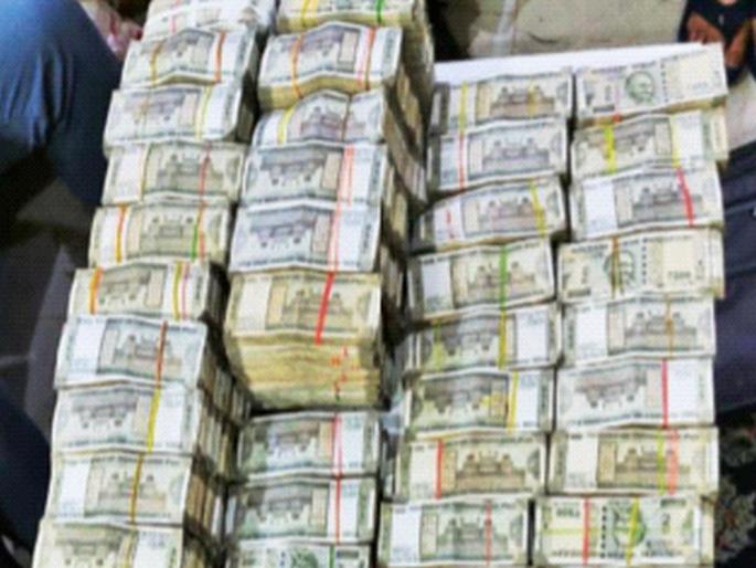 2.61 Crores to the railway officer, other officials lost their sleep | रेल्वेच्या अधिकाऱ्याकडे २.६१ कोटींचे घबाड, इतर अधिकाऱ्यांची उडाली झोप 2.61 Crores to the railway officer, other officials lost their sleep | रेल्वेच्या अधिकाऱ्याकडे २.६१ कोटींचे घबाड, इतर अधिकाऱ्यांची उडाली झोप