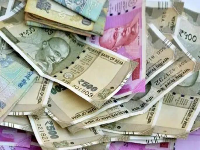 Our land went to the road, the woman recovered the ransom | आमची जमीन रस्त्यात गेली, महिलेने वसूल केली खंडणी