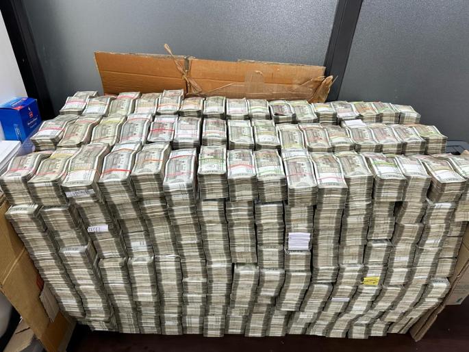 170 crores found with Bhandari family in Nanded, Income Tax team took 14 hours to count the cash | नांदेडमधील भंडारी कुटुंबियांकडे सापडले १७० कोटींचे घबाड, १४ तास लागले रोकड मोजण्यास 170 crores found with Bhandari family in Nanded, Income Tax team took 14 hours to count the cash | नांदेडमधील भंडारी कुटुंबियांकडे सापडले १७० कोटींचे घबाड, १४ तास लागले रोकड मोजण्यास