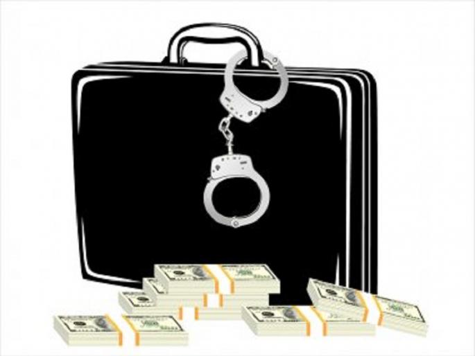 Five lakh rupees bag stolen in front of the bank in the afternoon, incident on the main road in Majalgaon | भर दुपारी बँकेसमोरून पाच लाखांची बॅग पळवली, माजलगावातील मुख्य रस्त्यावरील घटना