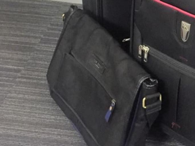 A bag containing one and a half lakh rupees was stolen from Daundla Bank | Pune | दौंडमध्ये बँकेतून दीड लाख रुपये असलेली बॅग लंपास A bag containing one and a half lakh rupees was stolen from Daundla Bank | Pune | दौंडमध्ये बँकेतून दीड लाख रुपये असलेली बॅग लंपास