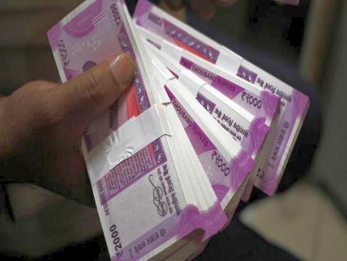 Four lakh cash laps from a two-wheeler by taking advantage of the accident | अपघाताचा फायदा घेत दुचाकीच्या डिक्कीतून चार लाखाची रोकड लंपास Four lakh cash laps from a two-wheeler by taking advantage of the accident | अपघाताचा फायदा घेत दुचाकीच्या डिक्कीतून चार लाखाची रोकड लंपास