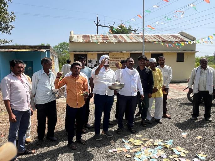 Hingoli: Meager aid money wasted; Farmers express anger | Hingoli: तुटपुंज्या मदतीचे पैसे उधळले; शेतकऱ्यांनी व्यक्त केला संताप Hingoli: Meager aid money wasted; Farmers express anger | Hingoli: तुटपुंज्या मदतीचे पैसे उधळले; शेतकऱ्यांनी व्यक्त केला संताप