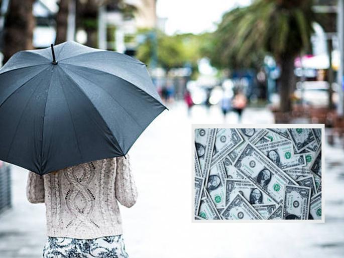 If only luck were like this! She entered a shop to escape the rain, and came out after some time as a millionaire | नशीब असावं तर असं! पावसापासून वाचण्यासाठी दुकानात शिरली, काही वेळाने करोडपती बनून बाहेर आली If only luck were like this! She entered a shop to escape the rain, and came out after some time as a millionaire | नशीब असावं तर असं! पावसापासून वाचण्यासाठी दुकानात शिरली, काही वेळाने करोडपती बनून बाहेर आली