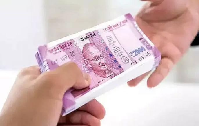 auto rickshaw driver and a disabled passenger returned bag containing 1.50 lakhs found in the vehicle | ऑटोचालक व दिव्यांग व्यक्तीची अशीही श्रीमंती; दीड लाखांची रोकड केली परत