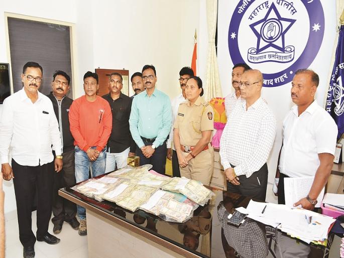 The old currency was seized of Rs 25 lacks in Aurangabad | चलनातून बाद झालेल्या २५ लाख ८० हजारांच्या नोटा पकडल्या The old currency was seized of Rs 25 lacks in Aurangabad | चलनातून बाद झालेल्या २५ लाख ८० हजारांच्या नोटा पकडल्या