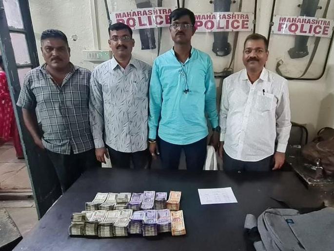 9.38 lakh cash was seized by the local crime branch | स्थानिक गुन्हे शाखेने पकडली ९.३८ लाखांची रोकड 9.38 lakh cash was seized by the local crime branch | स्थानिक गुन्हे शाखेने पकडली ९.३८ लाखांची रोकड