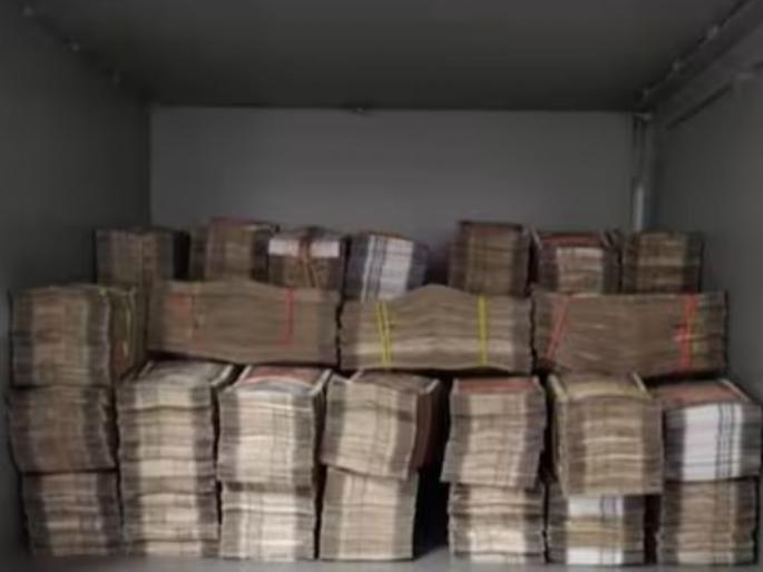 safety wallets lockers in jaipur are continuously spewing cash again found one crore twenty five lakh rupees | बापरे! 'त्या' लॉकर्समध्ये पुन्हा सापडली 1.25 कोटींची रोकड; नोटांचे बंडल पाहून उडाली झोप safety wallets lockers in jaipur are continuously spewing cash again found one crore twenty five lakh rupees | बापरे! 'त्या' लॉकर्समध्ये पुन्हा सापडली 1.25 कोटींची रोकड; नोटांचे बंडल पाहून उडाली झोप