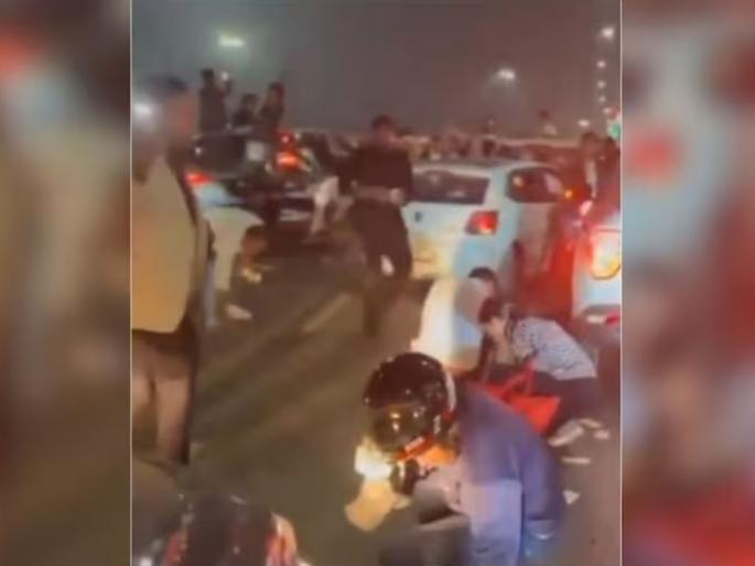 noida another video of blowing notes from vehicles viral 4 lakh rupees challan | श्रीमंतांनी आलिशान गाड्यांमधून रस्त्यावर उडवल्या नोटा; पैसे गोळा करायला लोकांची झुंबड noida another video of blowing notes from vehicles viral 4 lakh rupees challan | श्रीमंतांनी आलिशान गाड्यांमधून रस्त्यावर उडवल्या नोटा; पैसे गोळा करायला लोकांची झुंबड