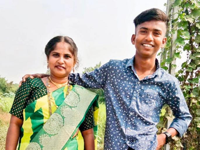 The boy became the teacher for 'that' Mauli; Mother and son passed the 10th exam together | ‘त्या’ माऊलीसाठी मुलगाच झाला शिक्षक; आई अन् मुलाने एकत्र दहावीची परीक्षा देत मिळवले यश The boy became the teacher for 'that' Mauli; Mother and son passed the 10th exam together | ‘त्या’ माऊलीसाठी मुलगाच झाला शिक्षक; आई अन् मुलाने एकत्र दहावीची परीक्षा देत मिळवले यश