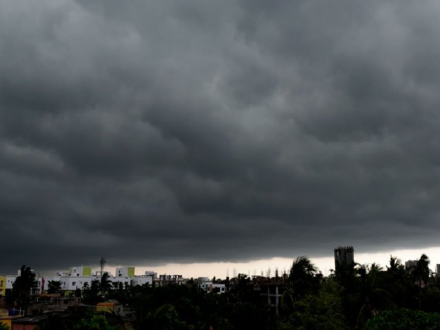 Monsoon will hit Kerala in three days; Rains likely in Mumbai after June 13 | मान्सून तीन दिवसांत केरळात धडकणार; मुंबईत १३ जूननंतरच पावसाची शक्यता Monsoon will hit Kerala in three days; Rains likely in Mumbai after June 13 | मान्सून तीन दिवसांत केरळात धडकणार; मुंबईत १३ जूननंतरच पावसाची शक्यता