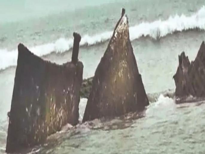 Cyclone Montha: Montha brings out British-era ship from the seabed; last seen ten years ago... | मोंथाने समुद्राच्या तळातून ब्रिटीशकालीन जहाज बाहेर आणले; शेवटचे दहा वर्षांपूर्वी दिसलेले...