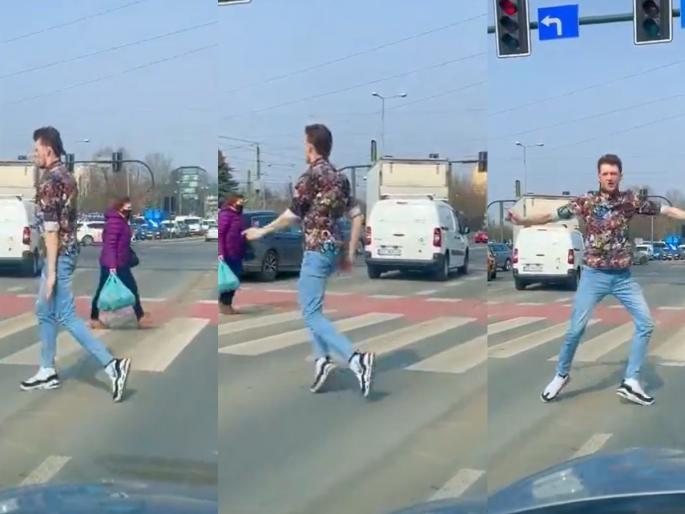 boy rocks moon walk dance video goes viral on internet | Viral Video: या मुलानं इतक्या सफाईदारपणे केला मुन वॉक डान्स की नेटीझन्स झाले याच्यावर फिदा