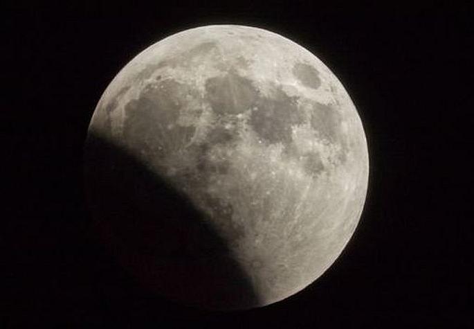 Moon eclipse; moon will three hours in the shadow of the earth! | आज मध्यरात्री चंद्र तीन तास पृथ्वीच्या छायेत! Moon eclipse; moon will three hours in the shadow of the earth! | आज मध्यरात्री चंद्र तीन तास पृथ्वीच्या छायेत!