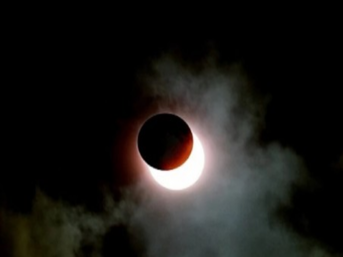 Due to the Continental Lunar Eclipse, take a cup of milk for Kojagari; Drink it the next day | खंडग्रास चंद्रग्रहणामुळे कोजागरीला दूध पळीभर घ्या; दुसऱ्या दिवशी प्या मनसोक्त Due to the Continental Lunar Eclipse, take a cup of milk for Kojagari; Drink it the next day | खंडग्रास चंद्रग्रहणामुळे कोजागरीला दूध पळीभर घ्या; दुसऱ्या दिवशी प्या मनसोक्त