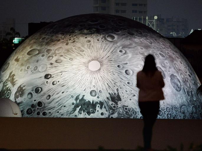 ... and the moon descended on the earth | ...आणि पृथ्वीवर चंद्र अवतरला ... and the moon descended on the earth | ...आणि पृथ्वीवर चंद्र अवतरला