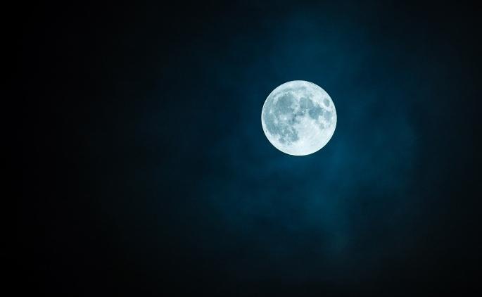 The moon is the witness; The appearance of Supermoon happened | चंद्र आहे साक्षीला; सुपरमूनचे घडले दर्शन