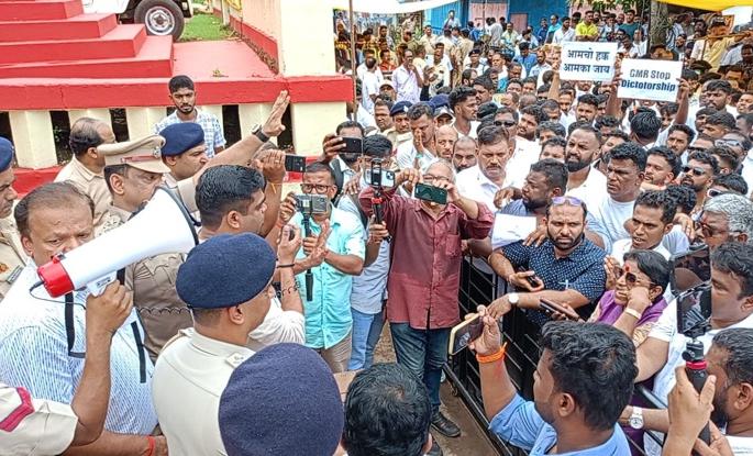 now attention on cm pramod sawant decision a solution is expected today regarding the protest of taxi professionals  | आता मुख्यमंत्र्यांच्या निर्णयाकडे लक्ष; टॅक्सी व्यावसायिकांच्या आंदोलनाबाबत आज तोडगा अपेक्षित  now attention on cm pramod sawant decision a solution is expected today regarding the protest of taxi professionals  | आता मुख्यमंत्र्यांच्या निर्णयाकडे लक्ष; टॅक्सी व्यावसायिकांच्या आंदोलनाबाबत आज तोडगा अपेक्षित