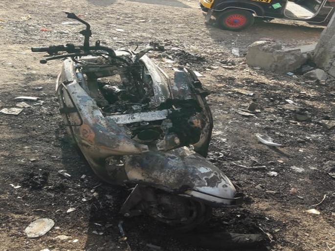 In old dispute stone pelting on neighbor's house and burn bike | जुन्या वादातून शेजाऱ्याच्या घरावर दगडफेक करून जाळली मोपेड In old dispute stone pelting on neighbor's house and burn bike | जुन्या वादातून शेजाऱ्याच्या घरावर दगडफेक करून जाळली मोपेड