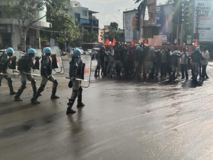 Riot Control Squad Demonstrations in Sangli | घोषणाबाजी, अश्रुधूर आणि सुटकेचा निश्वास, सांगलीत दंगल नियंत्रण पथकाची प्रात्याक्षिके Riot Control Squad Demonstrations in Sangli | घोषणाबाजी, अश्रुधूर आणि सुटकेचा निश्वास, सांगलीत दंगल नियंत्रण पथकाची प्रात्याक्षिके
