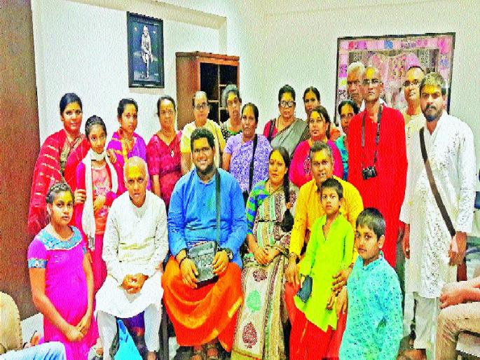 Parent of the Marathi brothers of Mauritius in Jejuri, in 1864, family members settled abroad | मॉरिशसच्या मराठी बांधवांची जेजुरीत पूजा, १८६४ साली विदेशात स्थायिक झालेल्या परिवारांच्या कुटुंबीयांची आस्था Parent of the Marathi brothers of Mauritius in Jejuri, in 1864, family members settled abroad | मॉरिशसच्या मराठी बांधवांची जेजुरीत पूजा, १८६४ साली विदेशात स्थायिक झालेल्या परिवारांच्या कुटुंबीयांची आस्था