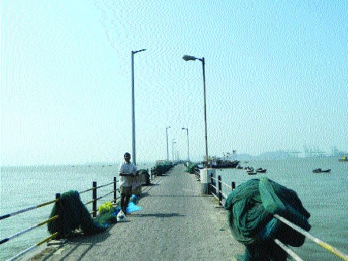 Mora-Bhau's push off sea passenger traffic for six days; No launch service due to low tide | मोरा-भाऊचा धक्का सागरी प्रवासी वाहतूक सहा दिवस बंद; ओहोटीमुळे लॉच सेवा नाही Mora-Bhau's push off sea passenger traffic for six days; No launch service due to low tide | मोरा-भाऊचा धक्का सागरी प्रवासी वाहतूक सहा दिवस बंद; ओहोटीमुळे लॉच सेवा नाही
