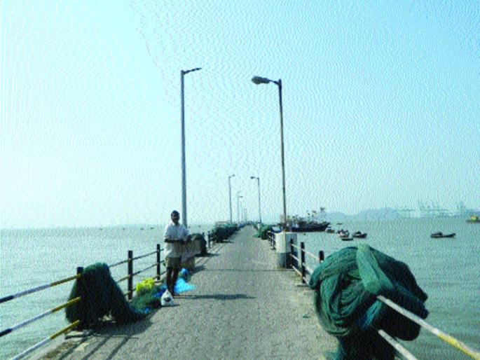Lack of facilities at Mora Jetty, inconvenience to commuters | मोरा जेट्टीवर सोयी-सुविधांचा अभाव, जलवाहतूक करणाऱ्या प्रवाशांची गैरसोय Lack of facilities at Mora Jetty, inconvenience to commuters | मोरा जेट्टीवर सोयी-सुविधांचा अभाव, जलवाहतूक करणाऱ्या प्रवाशांची गैरसोय