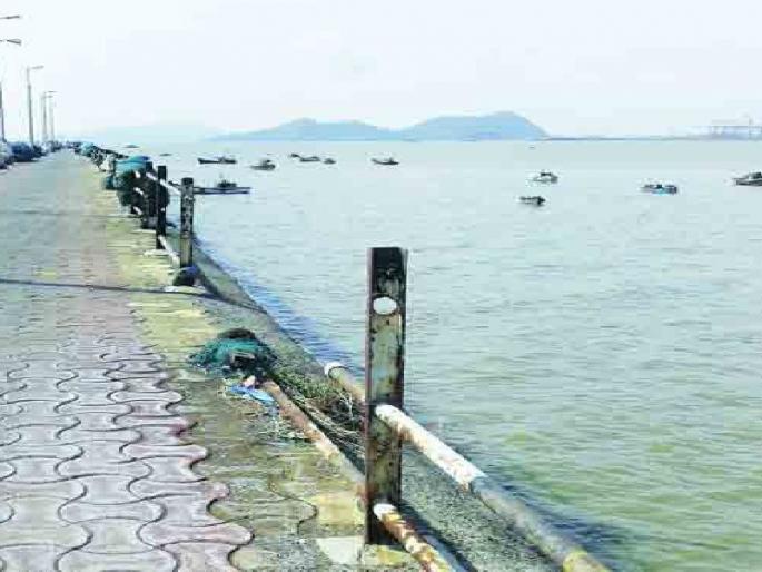 Due to breakwater jetty, Mora Bandar silt | नौदलाच्या ब्रेकवॉटर जेट्टीमुळे मोरा बंदर गाळाच्या विळख्यात  Due to breakwater jetty, Mora Bandar silt | नौदलाच्या ब्रेकवॉटर जेट्टीमुळे मोरा बंदर गाळाच्या विळख्यात