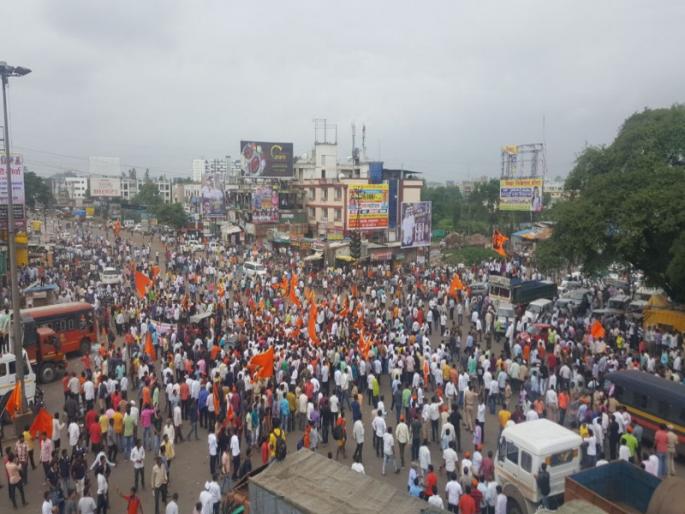 Maratha Morcha protested ST bus burned at Chakan | मराठा मोर्चा आंदोलन चाकणला चिघळले, अग्निशामक दल, एसटी बस व पोलिसांच्या गाड्या पेटवल्या Maratha Morcha protested ST bus burned at Chakan | मराठा मोर्चा आंदोलन चाकणला चिघळले, अग्निशामक दल, एसटी बस व पोलिसांच्या गाड्या पेटवल्या