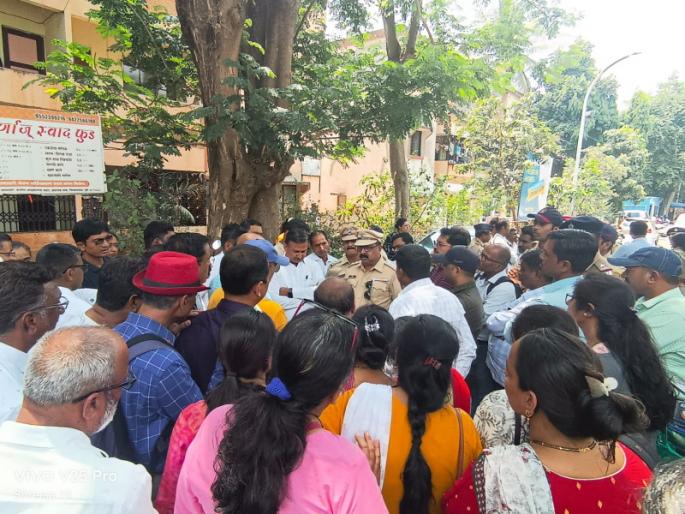 Parents Aggressive to Recover Fees Paid at Creative Academy March on Police Commissionerate | क्रिएटिव्ह अकॅडमीमध्ये भरलेली फी परत मिळण्यासाठी पालक आक्रमक; पोलिस आयुक्तालयावर मोर्चा Parents Aggressive to Recover Fees Paid at Creative Academy March on Police Commissionerate | क्रिएटिव्ह अकॅडमीमध्ये भरलेली फी परत मिळण्यासाठी पालक आक्रमक; पोलिस आयुक्तालयावर मोर्चा