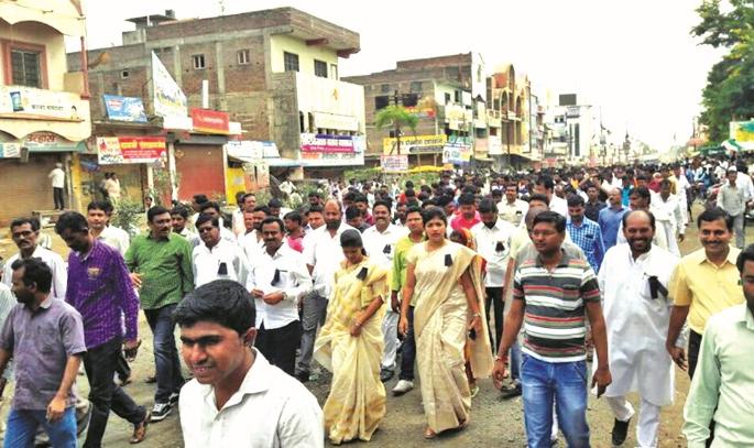 Rasta Roko for four hours on Jalna Road | जालना रोडवर चार तास रास्ता रोको Rasta Roko for four hours on Jalna Road | जालना रोडवर चार तास रास्ता रोको