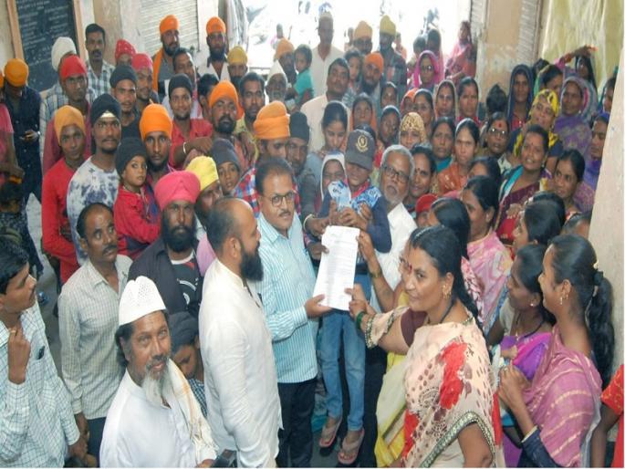 Give homeless homes, drinking water; Marxist Communist Party's march on Ambajogai Nagar Parishad | बेघरांना घरे,पिण्याचे पाणी द्या; अंबाजोगाई नगर परीषदेवर मार्क्सवादी कम्युनिस्ट पक्षाचा मोर्चा Give homeless homes, drinking water; Marxist Communist Party's march on Ambajogai Nagar Parishad | बेघरांना घरे,पिण्याचे पाणी द्या; अंबाजोगाई नगर परीषदेवर मार्क्सवादी कम्युनिस्ट पक्षाचा मोर्चा