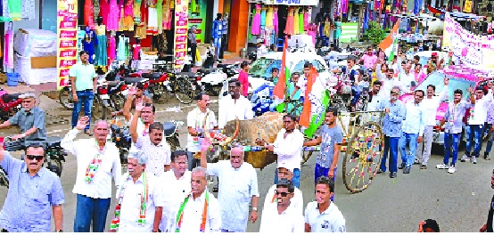 Congress's 'Dhakka Mar Aagolan' - Ichalkaranjeet cycle, front row with two-wheelers | काँग्रेसचे ‘धक्का मार आंदोलन’-- इचलकरंजीत सायकल, दुचाकींसह मोर्चा