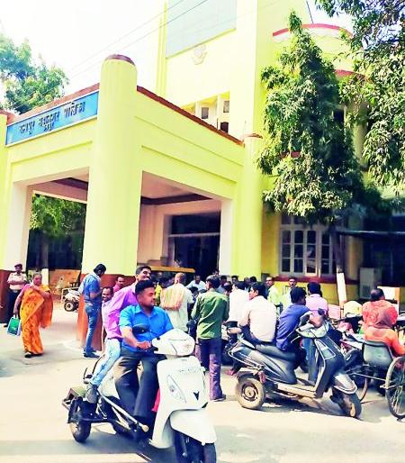 Diyang Strikes on Municipal Corporations: One attempted to self immolation | दिव्यांग मनपावर धडकल : एकाने घेतले अंगावर रॉकेल Diyang Strikes on Municipal Corporations: One attempted to self immolation | दिव्यांग मनपावर धडकल : एकाने घेतले अंगावर रॉकेल