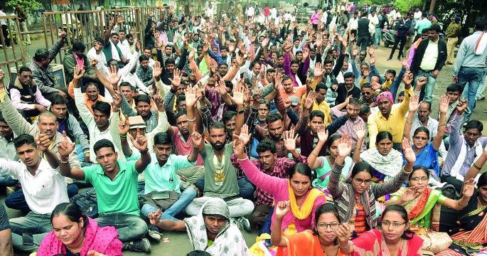 Restore the fourth category to Kotwala | कोतवालांना चतुर्थ श्रेणी बहाल करा Restore the fourth category to Kotwala | कोतवालांना चतुर्थ श्रेणी बहाल करा