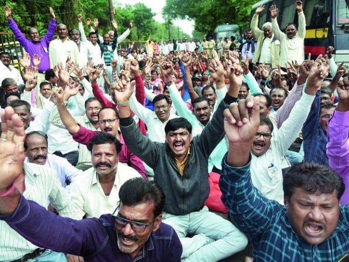 Starvation time on 227 workers | २२७ कामगारांवर उपासमारीची वेळ Starvation time on 227 workers | २२७ कामगारांवर उपासमारीची वेळ
