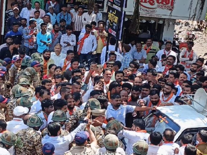 Shindesena response to Uddhav Sena protest march in Patan with a counter march | Satara: पाटणमध्ये उद्धवसेनेच्या महाआक्रोश मोर्चाला शिंदेसेनेचे प्रतिमोर्चाने उत्तर, पोलिसांची कसरत Shindesena response to Uddhav Sena protest march in Patan with a counter march | Satara: पाटणमध्ये उद्धवसेनेच्या महाआक्रोश मोर्चाला शिंदेसेनेचे प्रतिमोर्चाने उत्तर, पोलिसांची कसरत