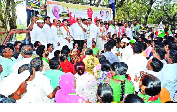 'BJP government, walk away': Hassan Mushrif, Kolhapur District Collectorate 'AttackBol' | ‘भाजप सरकार, चले जाव’: हसन मुश्रीफ, कोल्हापूर जिल्हाधिकारी कार्यालयावर ‘हल्लाबोल’  'BJP government, walk away': Hassan Mushrif, Kolhapur District Collectorate 'AttackBol' | ‘भाजप सरकार, चले जाव’: हसन मुश्रीफ, कोल्हापूर जिल्हाधिकारी कार्यालयावर ‘हल्लाबोल’