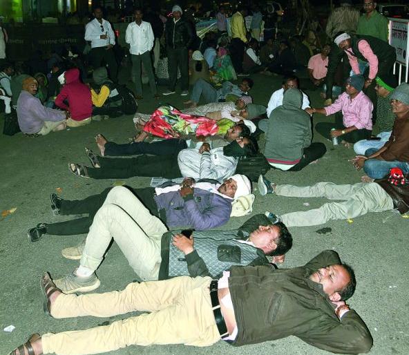 The teacher slept on the streets to demand | मागण्यांसाठी शिक्षक झोपले रस्त्यावर The teacher slept on the streets to demand | मागण्यांसाठी शिक्षक झोपले रस्त्यावर
