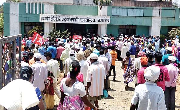 Front of Jawhar province office of tribals | आदिवासींचा जव्हार प्रांत कार्यालयावर मोर्चा