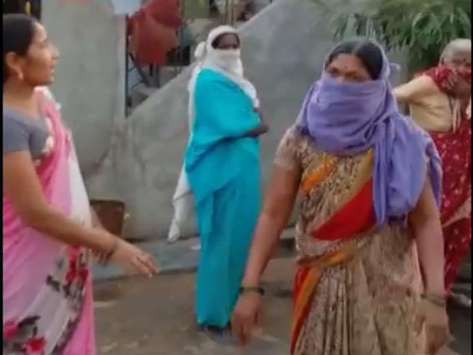 CoronaVirus Latest Marathi News in yavatmal Women marches to Shiv Sena MPs personal assistant's house over grocery kit | CoronaVirus News in Yavatmal: किराणा किटच्या वादावरून शिवसेना खासदाराच्या स्विय सहाय्यकाच्या घरावर महिलांचा मोर्चा