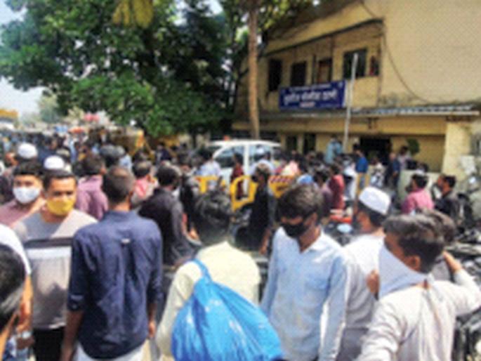CoronaVirus Lockdown News: Traders march on police station | CoronaVirus Lockdown News: व्यापाऱ्यांचा पोलीस ठाण्यावर मोर्चा; कोरोनाच्या पार्श्वभूमीवर कडक निर्बंध सुरू CoronaVirus Lockdown News: Traders march on police station | CoronaVirus Lockdown News: व्यापाऱ्यांचा पोलीस ठाण्यावर मोर्चा; कोरोनाच्या पार्श्वभूमीवर कडक निर्बंध सुरू