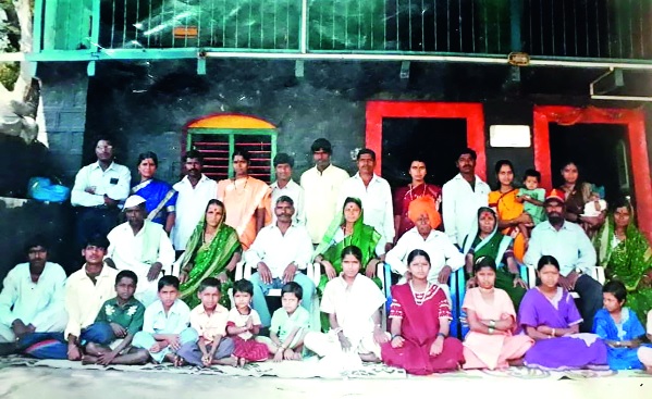 Together with the family system, together with three generations of sweetheart-oilweed families | एकत्र कुटुंब पद्धतीत मिळतो नात्यांचा गोडवा-तेलवेकरांच्या तीन पिढ्या नांदताहेत एकत्र Together with the family system, together with three generations of sweetheart-oilweed families | एकत्र कुटुंब पद्धतीत मिळतो नात्यांचा गोडवा-तेलवेकरांच्या तीन पिढ्या नांदताहेत एकत्र