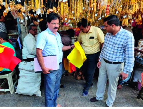 Sale of plastic bags, even when 15 vendors were penalized | प्लास्टिक पिशव्यांची विक्री, १५ विक्रेत्यांना दंड बंदी असतानाही विक्री Sale of plastic bags, even when 15 vendors were penalized | प्लास्टिक पिशव्यांची विक्री, १५ विक्रेत्यांना दंड बंदी असतानाही विक्री