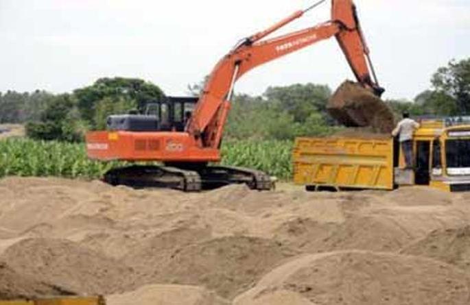 More than 200 brass sand stolen from the Lanjud Dam | लांजूड लघू प्रकल्पातून २०० पेक्षा जास्त ब्रास गौण खनिजाची चोरी!