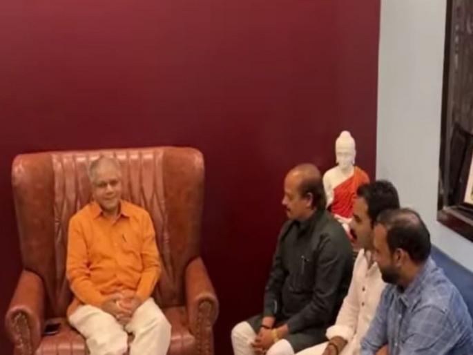 Loksabha Election 2024: Vasant More meet Prakash Ambedkar; Vanchit Bahujan Aghadi will fight in Pune? | वसंत मोरेंनी घेतली प्रकाश आंबेडकरांची भेट; पुण्यात वंचित बहुजन आघाडीकडून लढणार?