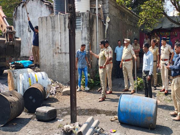 Seven liquor distilleries demolished in Morewadi Kolhapur, property worth one million destroyed | कोल्हापुरातील मोरेवाडीत हातभट्टी दारूचे सात अड्डे उदध्वस्त, दहा लाखांचा मुद्देमाल नष्ट Seven liquor distilleries demolished in Morewadi Kolhapur, property worth one million destroyed | कोल्हापुरातील मोरेवाडीत हातभट्टी दारूचे सात अड्डे उदध्वस्त, दहा लाखांचा मुद्देमाल नष्ट