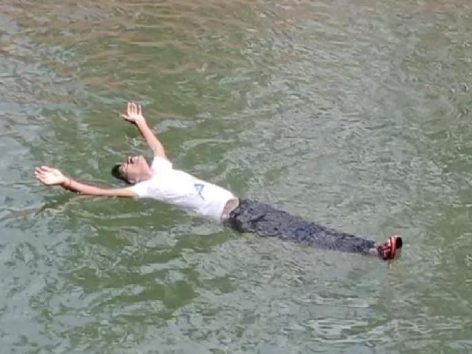 Sandeep Digge of Morewadi in Sangli is floating on the water for hours | पाण्यावर तासनतास तरंगतोय सांगलीतील मोरेवाडीचा अवलिया; वाहत्या, स्थिर पाण्यात तरंगण्याचे कसब Sandeep Digge of Morewadi in Sangli is floating on the water for hours | पाण्यावर तासनतास तरंगतोय सांगलीतील मोरेवाडीचा अवलिया; वाहत्या, स्थिर पाण्यात तरंगण्याचे कसब